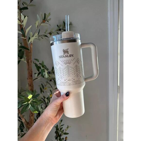 Stanley Halloween Winterscape Quencher H2.0 FlowState Tumbler 40 OZ Limited - Picture 4 of 6